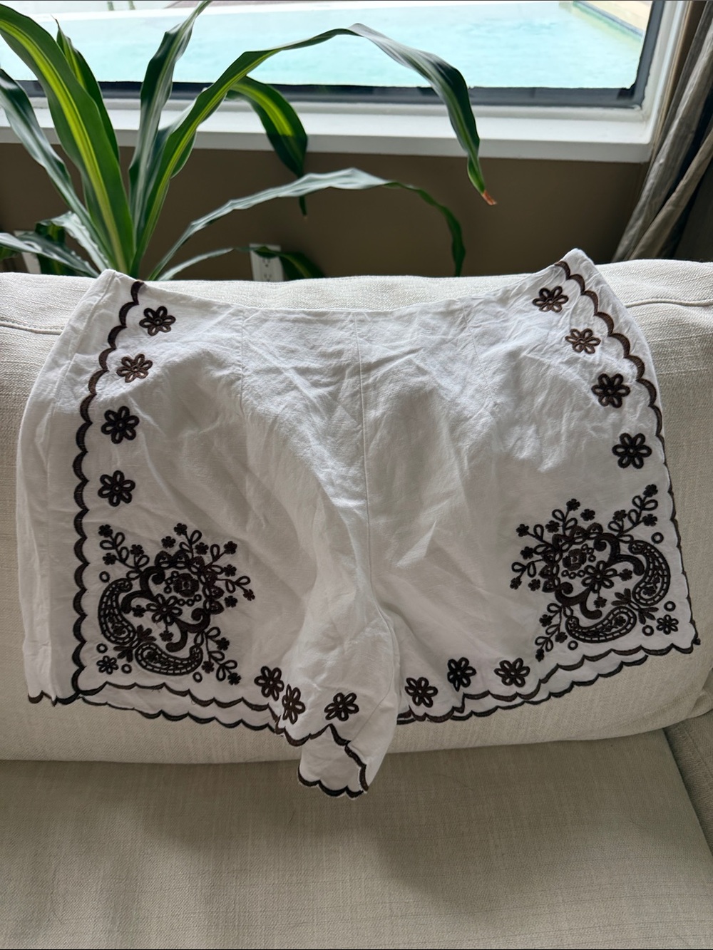 Loft White Linen Blend Women’s Embroidered Shorts